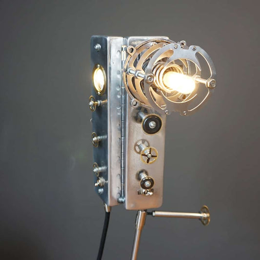 Lampe à Crayon fabriquée à Montréal par Frantzy Creations, créée à partir d’éléments recyclés et d’inspirations industrielles
