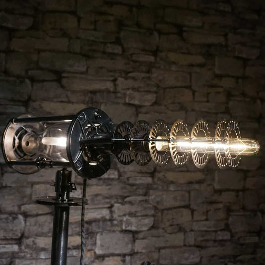 Lampe Laser fabriquée à Montréal par Frantzy Creations, conçue à partir de pièces mécaniques recyclées au style industriel
