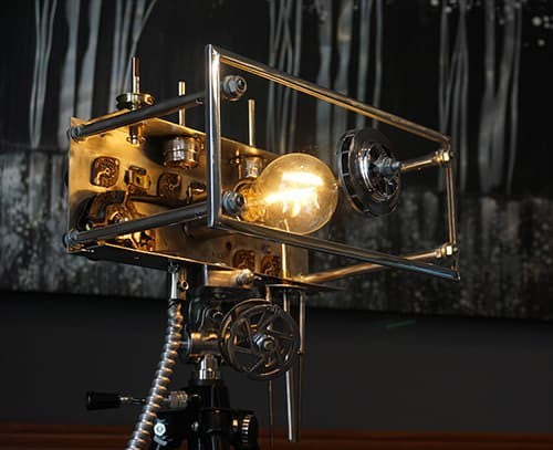 Lampe Marconi 319A, lampe artisanale recyclée montée sur trépied, fabriquée à Montréal par Frantzy Creations

